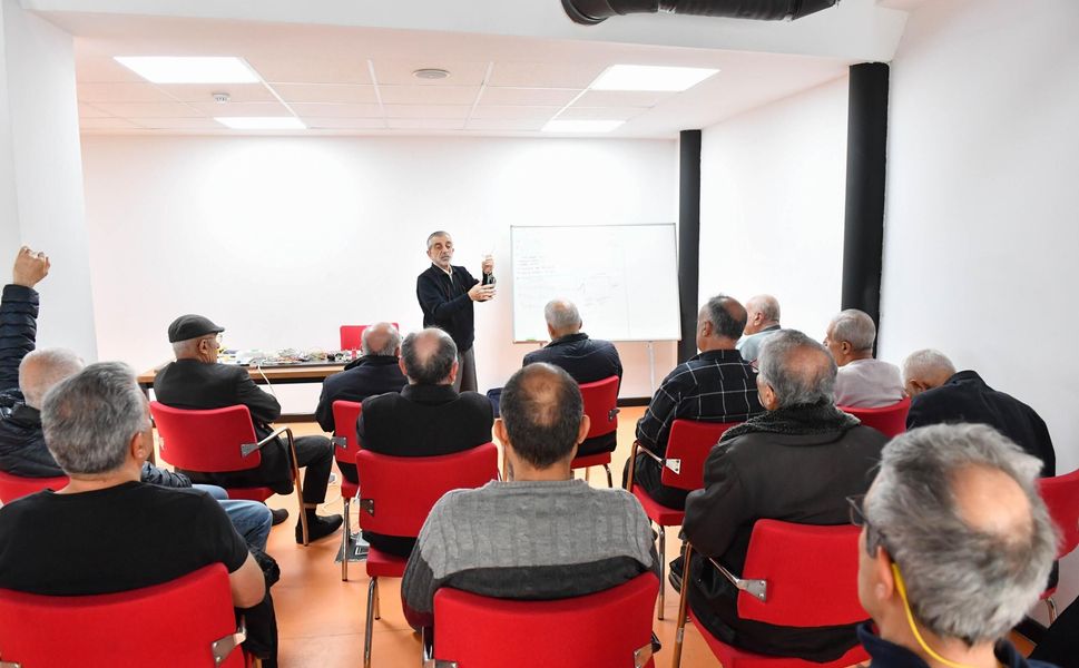 Altındağlı Beylere Elektrik Eğitimi: Evdeki Arızaları Artık Kendileri Çözecek