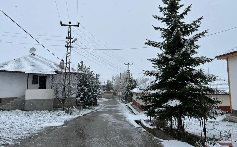 Bahar Ortasında Kış Geri Döndü: Yüksek Kesimlerde Kar Yağdı