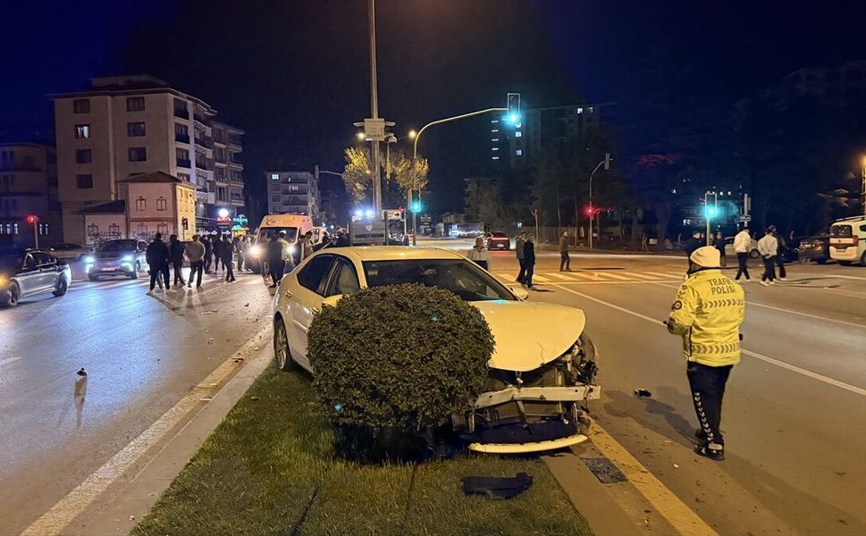 Çubuk’ta peş peşe kazalar: 4 yaralı hastaneye kaldırıldı