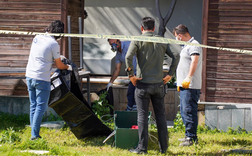 Antalya’da kan donduran olay! LED ekranın içinde ceset bulundu