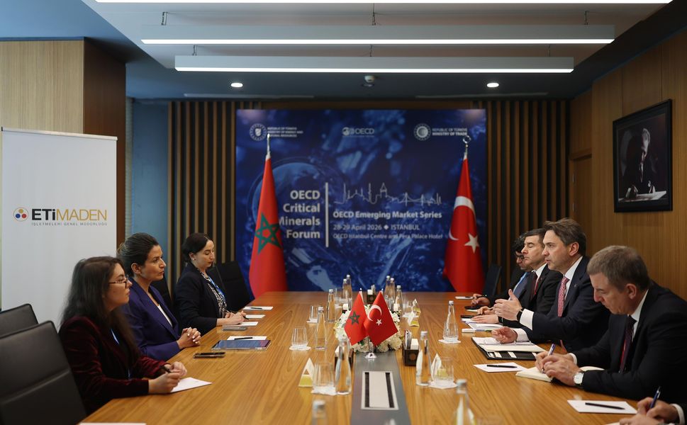 Bakan Bayraktar, Fas Enerji Dönüşümü ve Sürdürülebilir Kalkınma Bakanı Benali ile görüştü