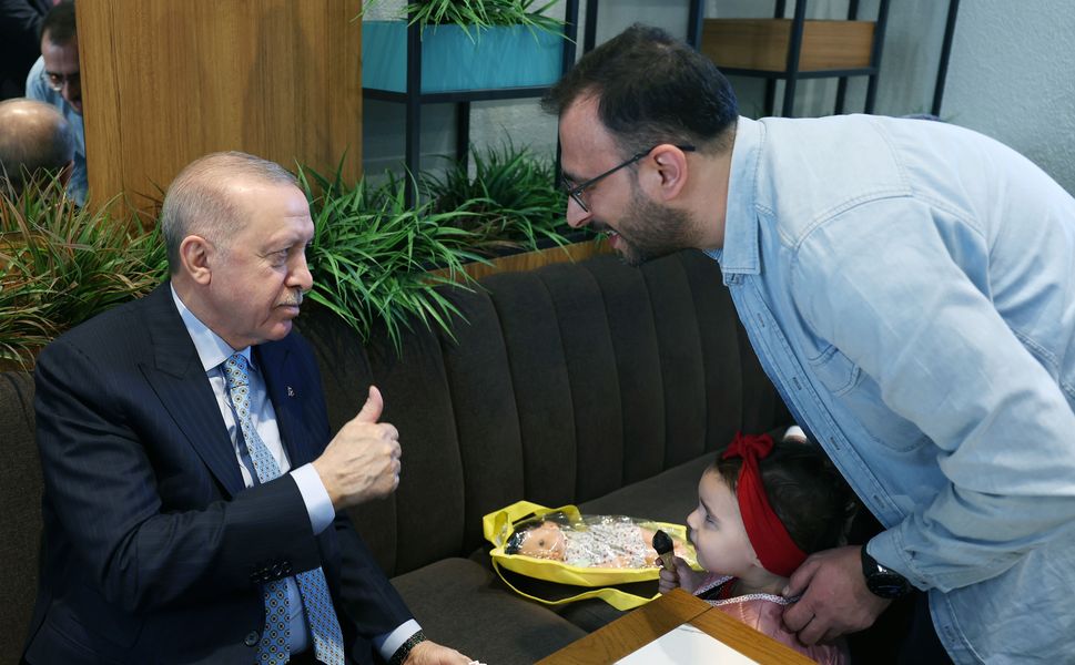 Cumhurbaşkanı Erdoğan, Beyoğlu'nda kafede vatandaşlarla sohbet etti