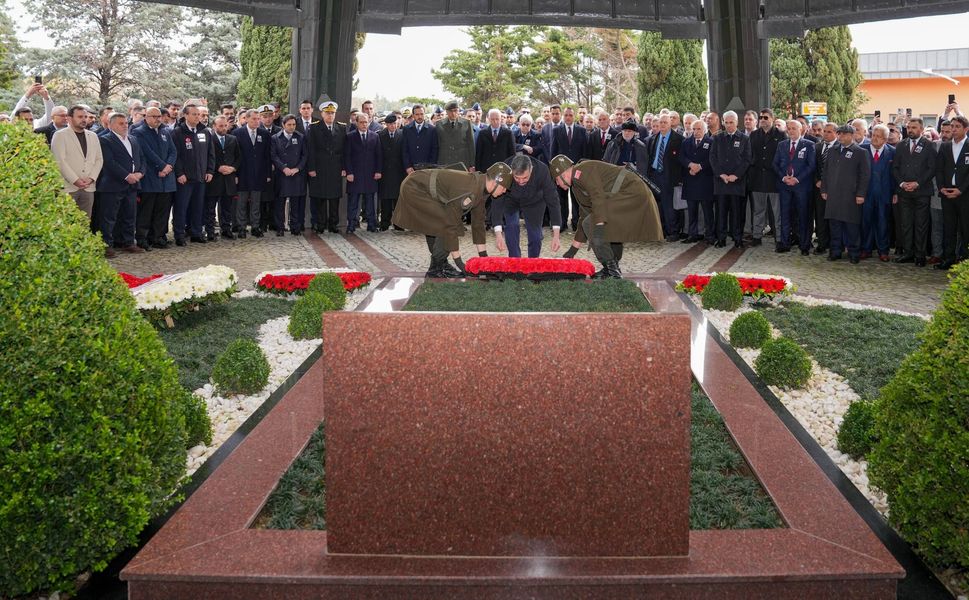 Turgut Özal mezarı başında anıldı