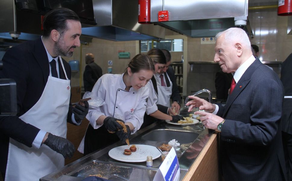 “Böbrek de takarım, pide ve makaron da yaparım”