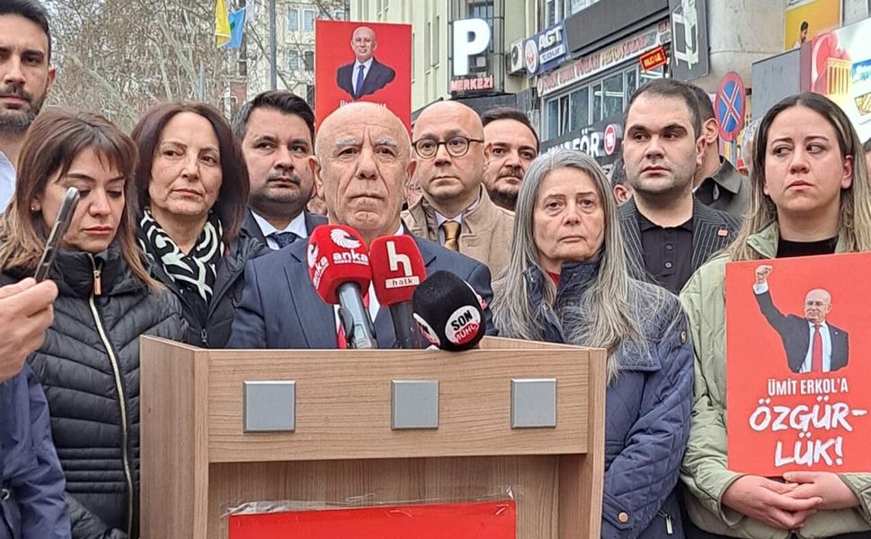 CHP Ankara İl Başkanlığı Önünde Ümit Erkol’a Destek Açıklaması