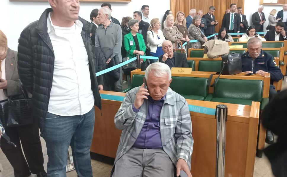 Milletvekillerinin Arasına Oturmadı
