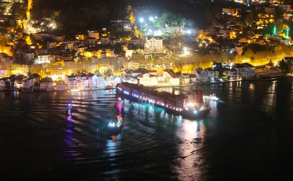 Sarıyer'de Gemi Karaya Oturdu!