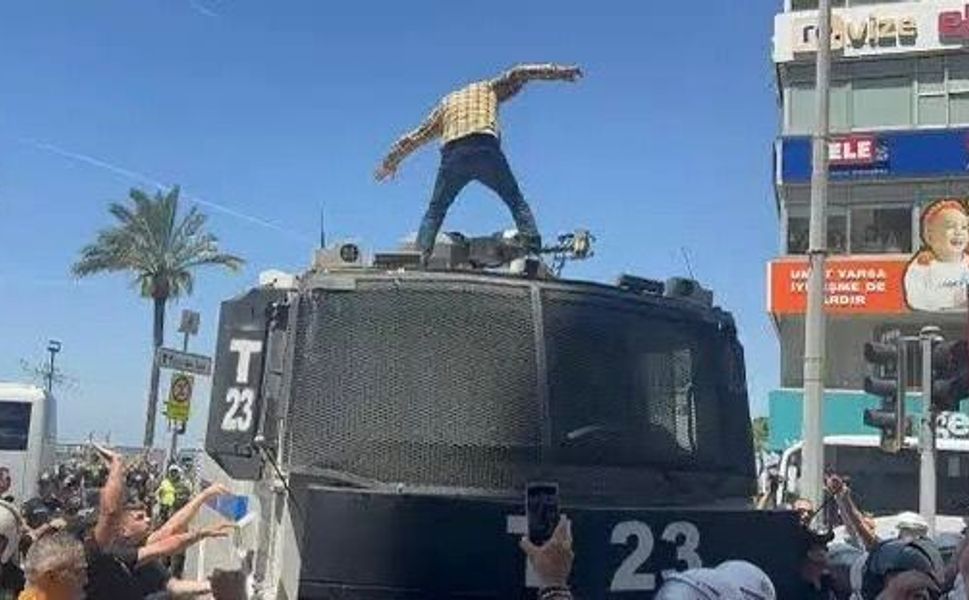 İzmir’de TOMA’ya çıkan gösterici tutuklandı