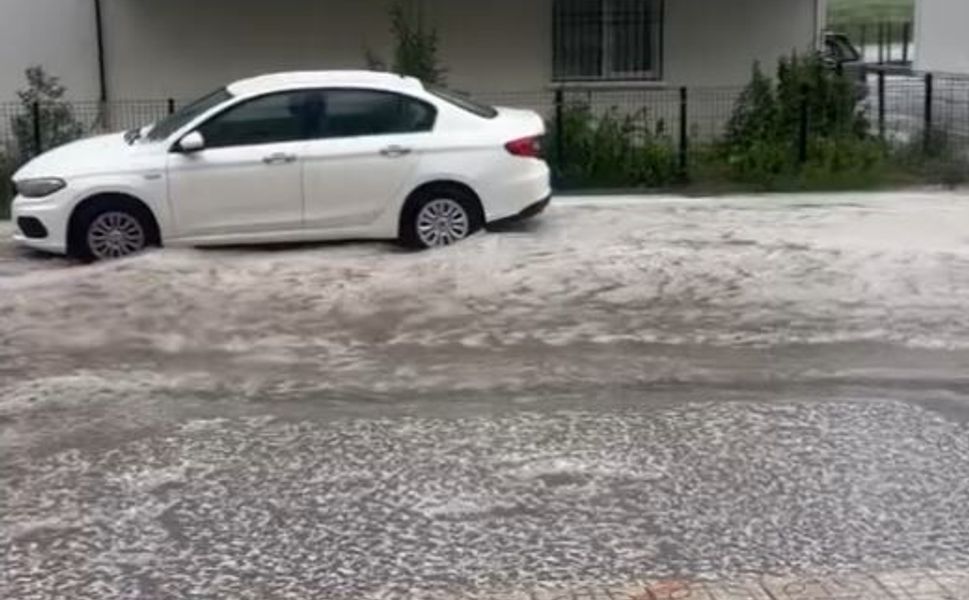 Ankara’da Göle Dönen Yolda Oltayla Balık Tutmaya Çalıştı