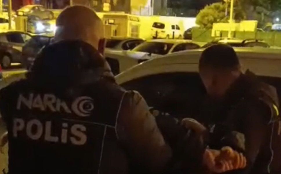 Mersin’de kırmızı bültenli uyuşturucu şüphelisi yakalandı!