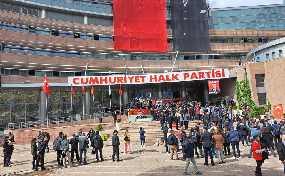 ANKARA’DA KRİZ GÜNÜ: CHP KENDİ İÇİNDE İKİYE BÖLÜNDÜ