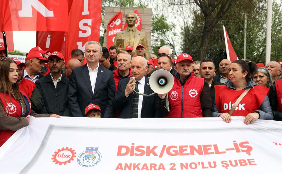 Yenimahalle’de 1 Mayıs Yürüyüşüne Yoğun Katılım: Başkan Yaşar İşçilerle Omuz Omuza