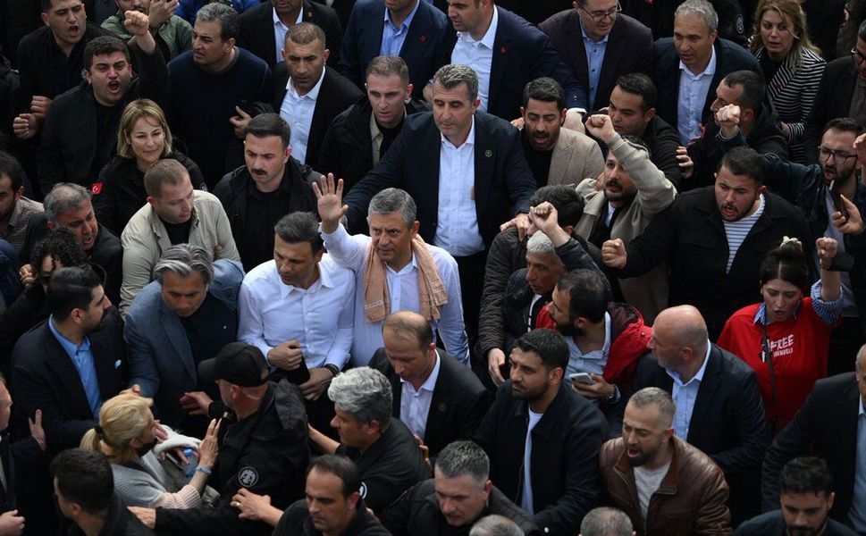 Özgür Özel: “Koltuğu Meraklısına Bıraktık, Meydanlardayız”