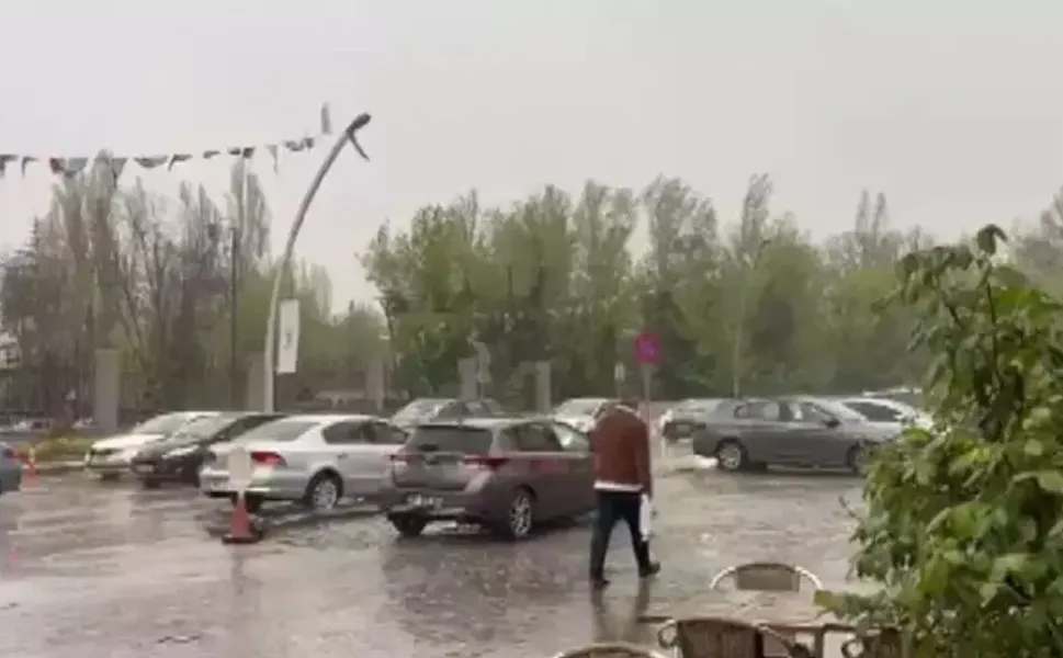 Ankara'da Sağanak Hayatı Felç Etti