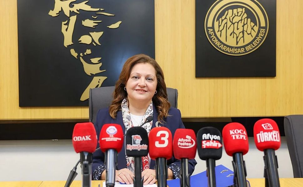 Özgür Özel Kürsüde, Burcu Köksal AK Parti Yolunda!