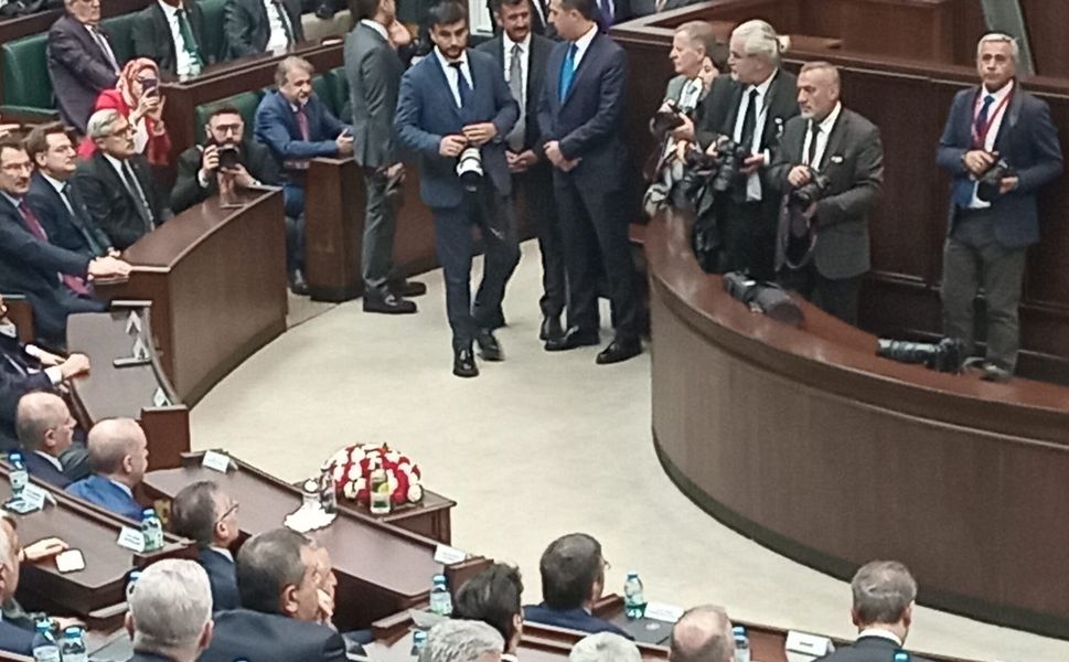 AK Parti Grubunda gazetecilere çekim yasağı!