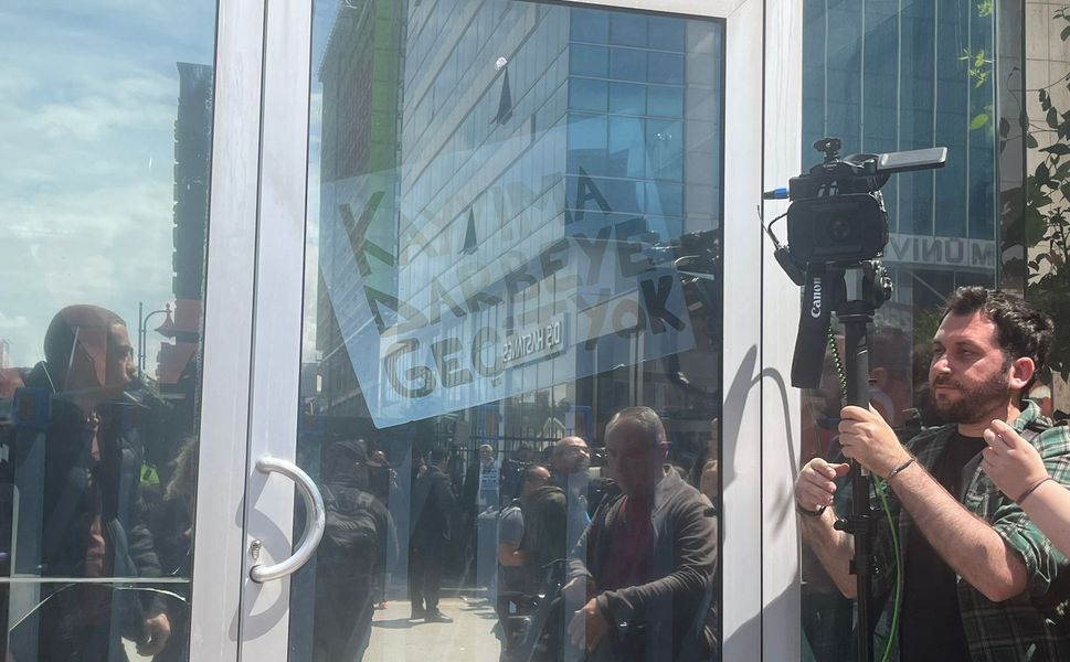 CHP Genel Merkezi’nde kriz anları: Masalar kapılara dayandı!