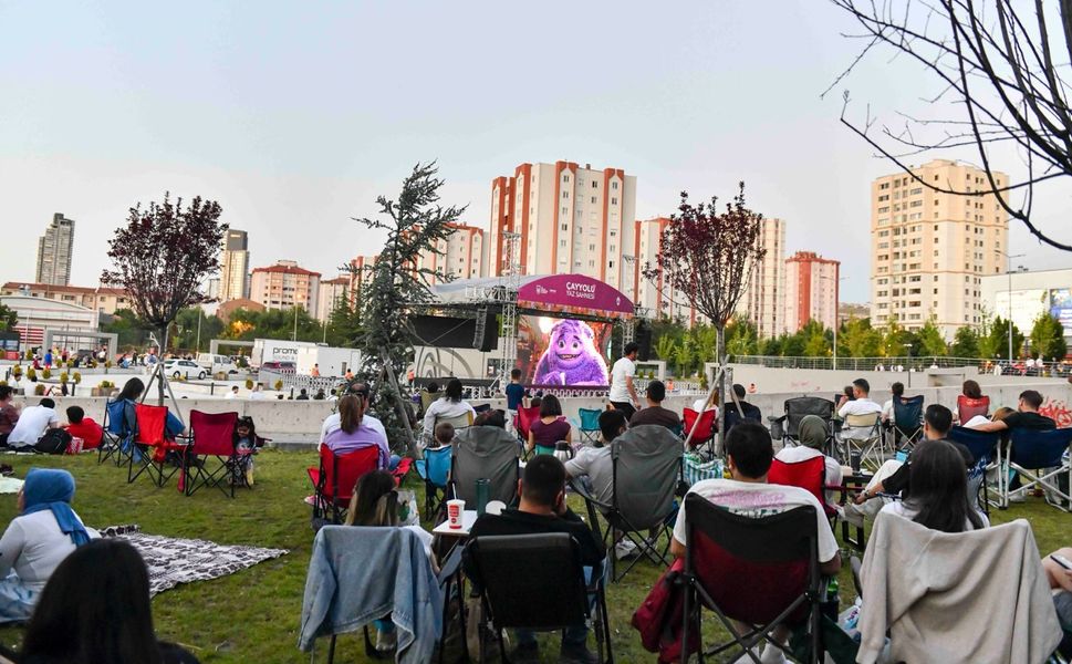 Ankara Büyükşehir Belediyesi'nden Çayyolu'nda Açık Hava Sineması Keyfi