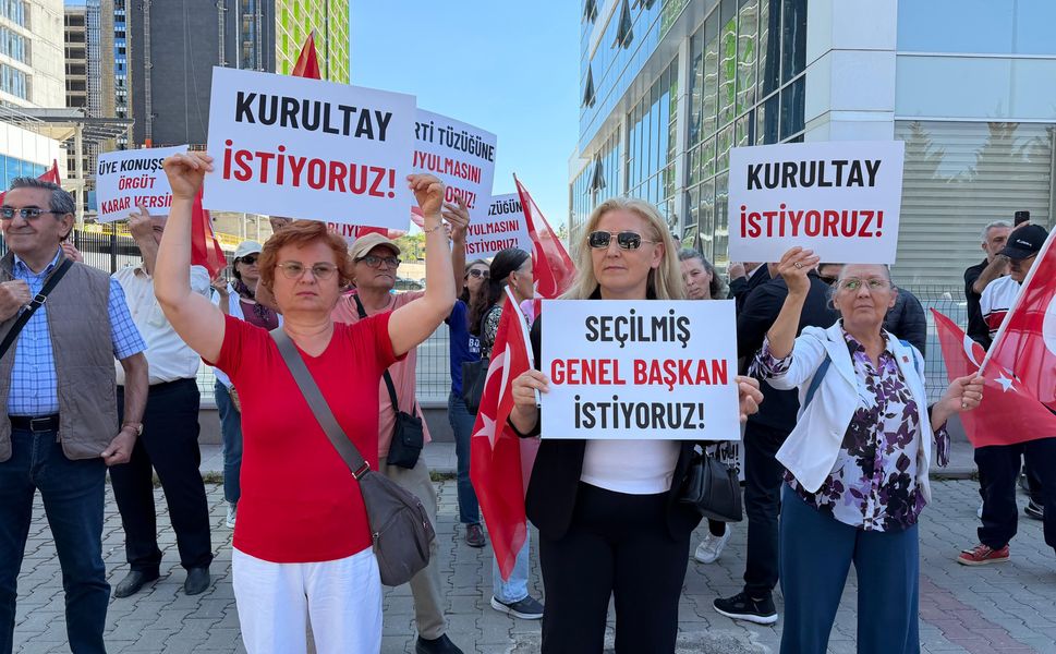 CHP Genel Merkezi Önünde Kurultay Çağrısı!