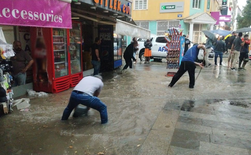 Kırşehir'de 15 araç selde mahsur kaldı, 20 iş yerini su bastı!