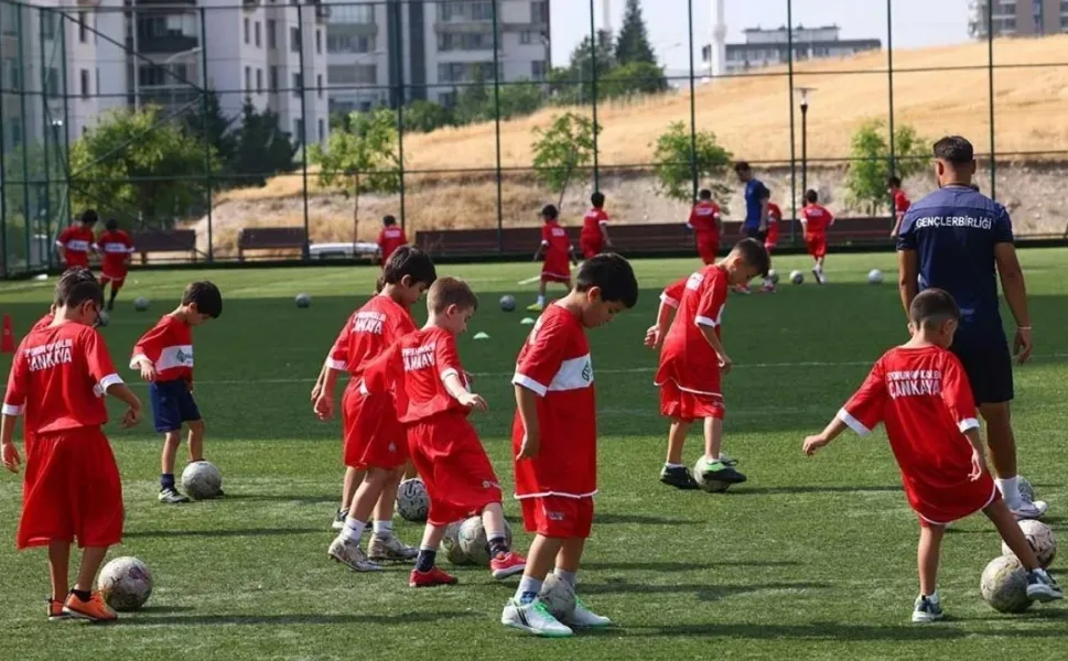 Çankaya'da Ücretsiz Yaz Futbol Okulu İçin Kayıtlar Başladı