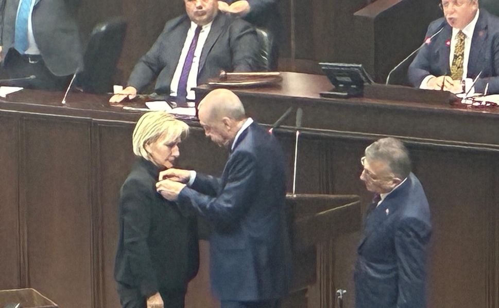 Nimet Özdemir'in AKP'ye Katılmasına Tepkiler!