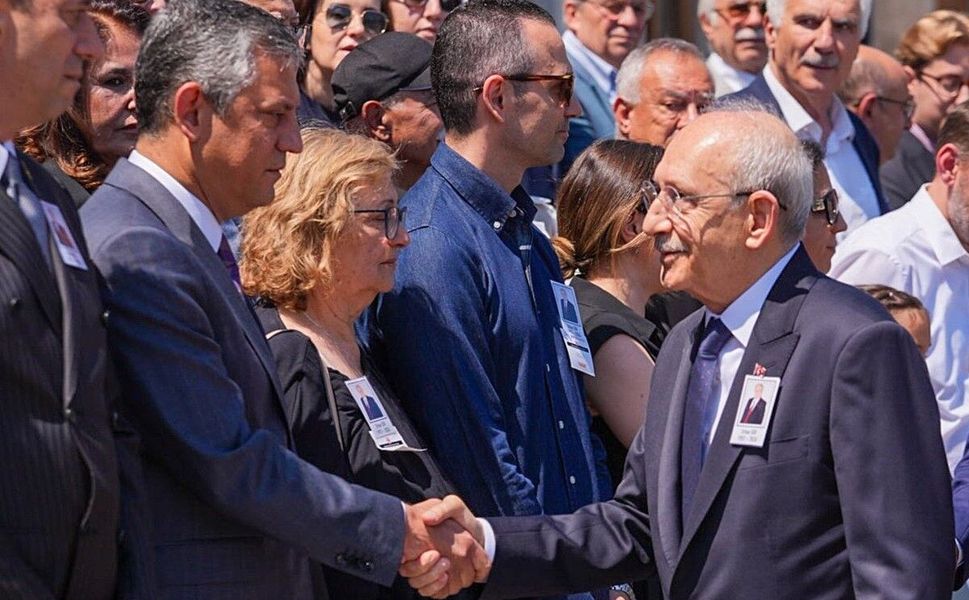 Cenazede gergin yüzle tokalaşma