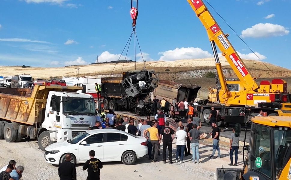 Ankara'da belediyeye ait iki hafriyat kamyonu çarpıştı: 2 işçi yaşamını yitirdi