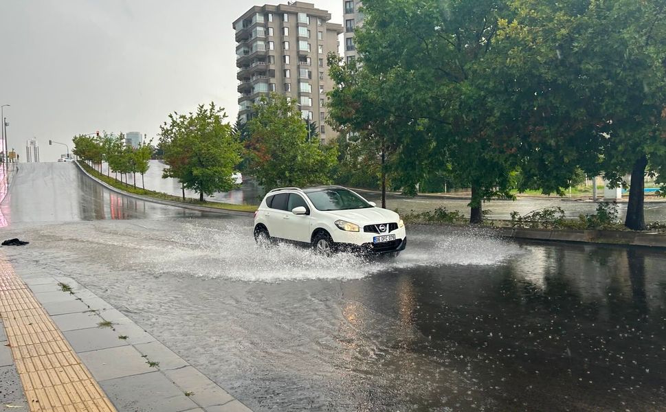 Ankara'da sağanak etkisi: Cadde ve sokaklar suyla doldu