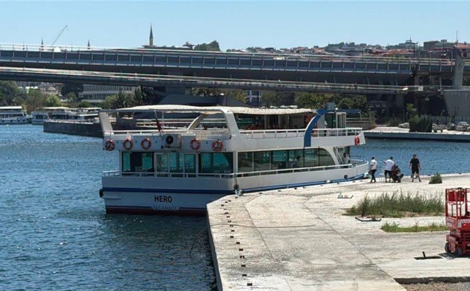 İstanbul Boğazı'nda tur teknesi köprü ayağına çarptı: 1 kişi denizde kayboldu