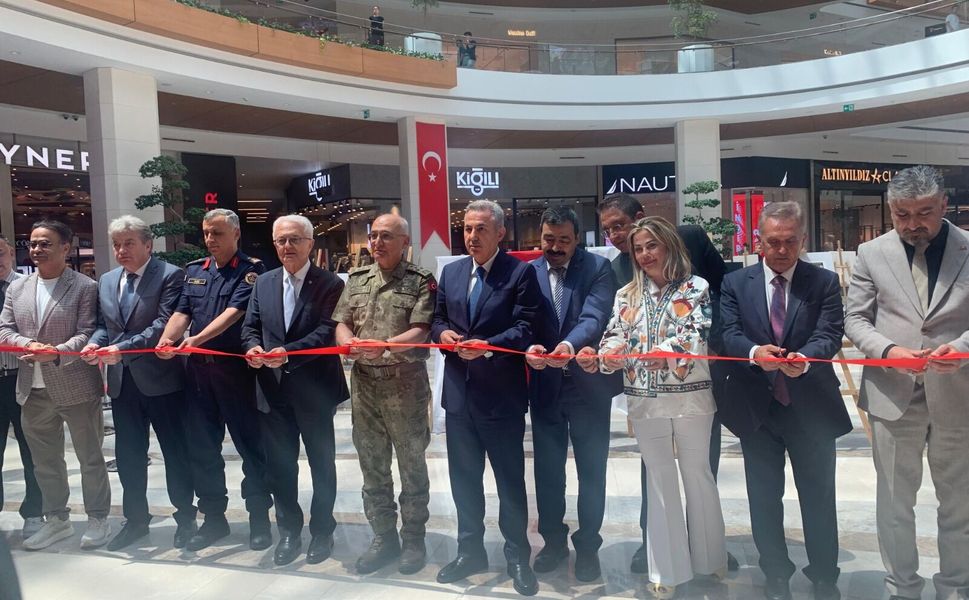 BİK, genç iletişimcilerin 15 Temmuz manşetlerini İzmir’de sergiliyor