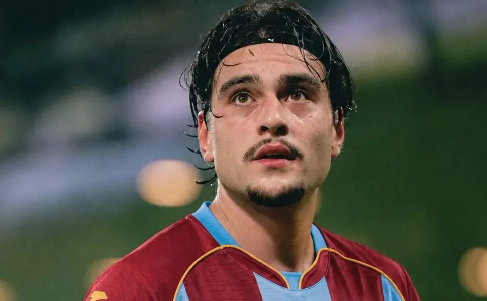 Trabzonspor'un yeni transferi Aral Şimşir Trabzon'a geldi