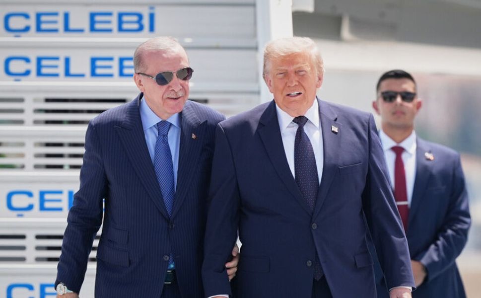 Erdoğan, Trump ile Kol Kola!