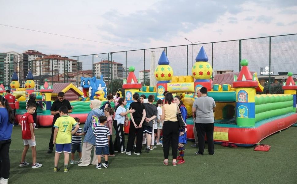 Pursaklar’da çocuk şenliği mahalle mahalle neşe saçtı