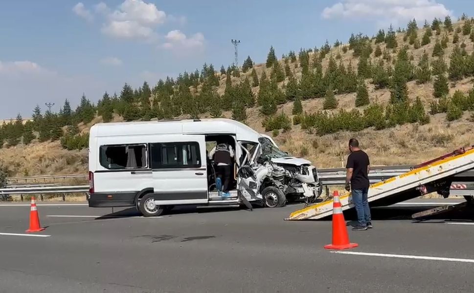 Ankara Çevre Yolu'nda minibüs TIR'a çarptı: 7 yaralı