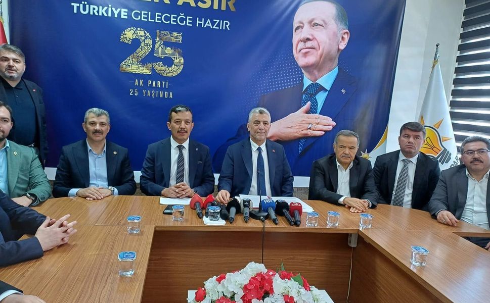 Bakan Bolat: "Bizim Belediyelerimizin Aklı Fikrinde Fırıldak, Film Yoktur"