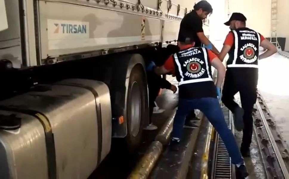 Sosyal Medya Fenomeni Sınırı Geçmeye Çalışırken Yakalandı!