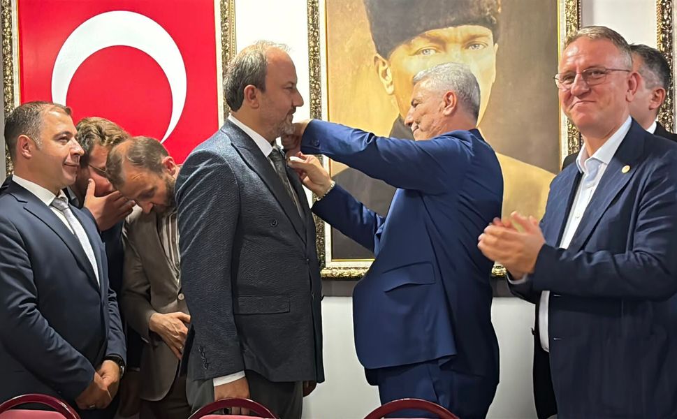 Tavşanlı’da AK Parti’ye yeni katılımlar: Rozetleri Bakan Bolat taktı