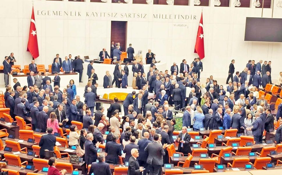 Meclis’te 11 Saatlik Çerçeve Yasa Mesaisi
