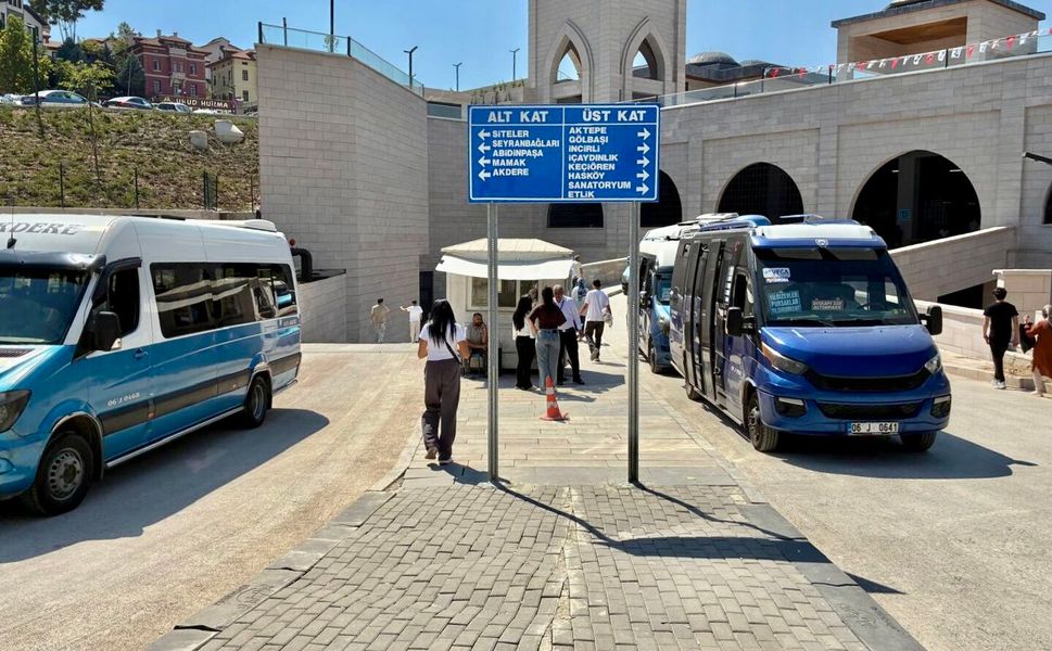Ankaralı yeni dolmuş duraklarına ulaşmak için yürüyor