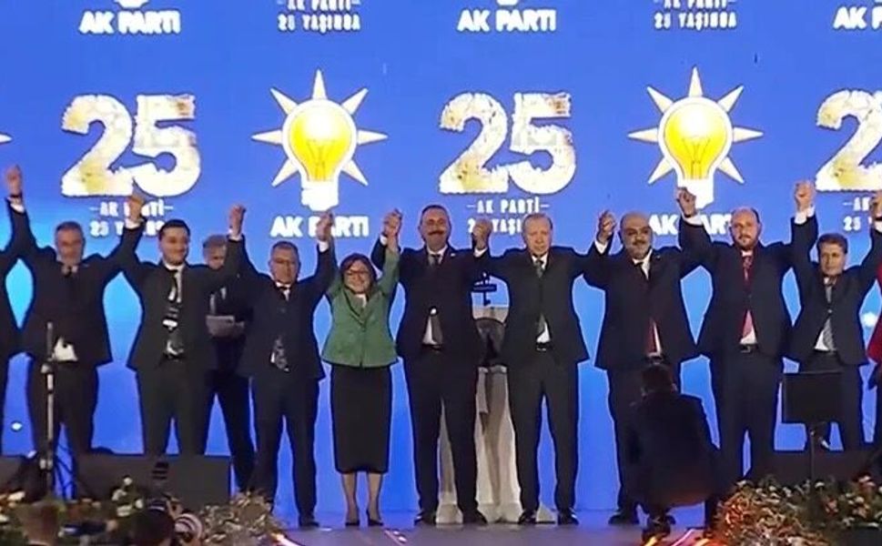 AKP’ye 3 milletvekili, 7 Belediye Başkanı katıldı