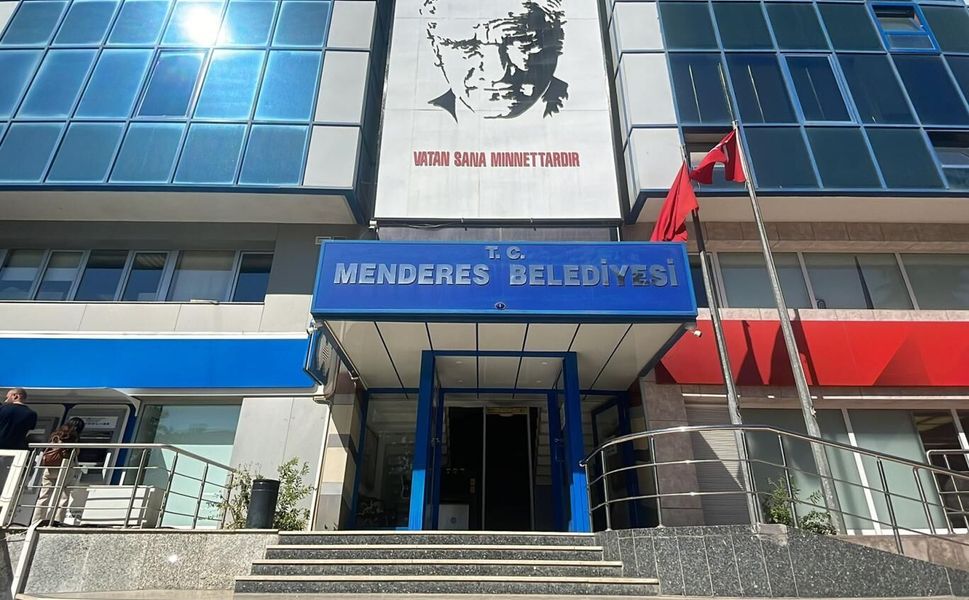 Menderes Belediyesi'ne Rüşvet Operasyonu: Belediye Başkanı Dahil 13 Gözaltı