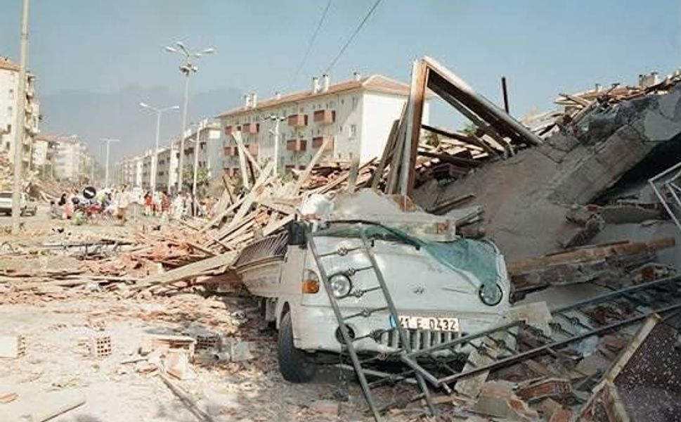 45 Saniyenin Bitmeyen Yankısı: Türkiye’nin Afet Hafızasını Değiştiren 17 Ağustos Marmara Depremi ve Alınan Dersler