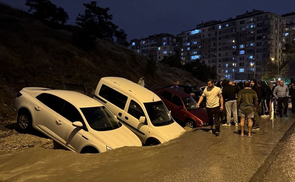 Ankara'da Sel: Caddeler Göle Döndü!