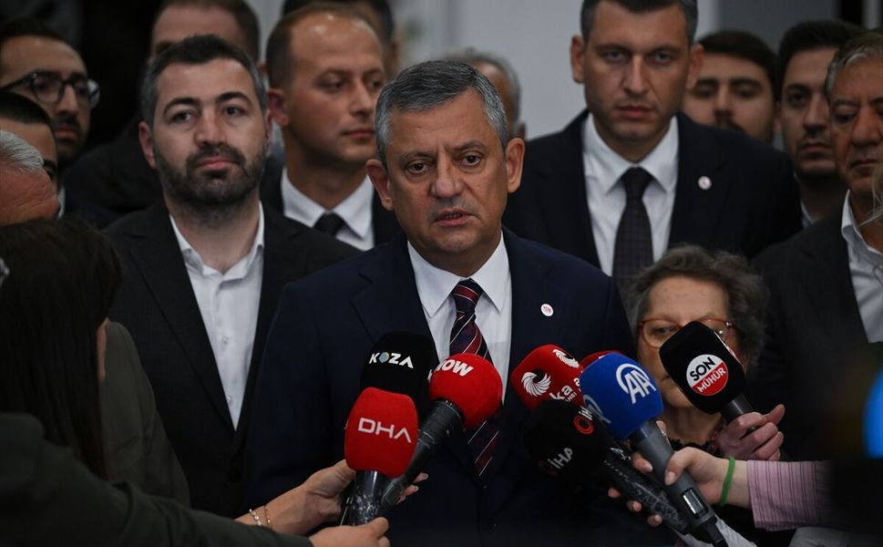 Özgür Özel'e Dil Derneği'nden Onur Ödülü