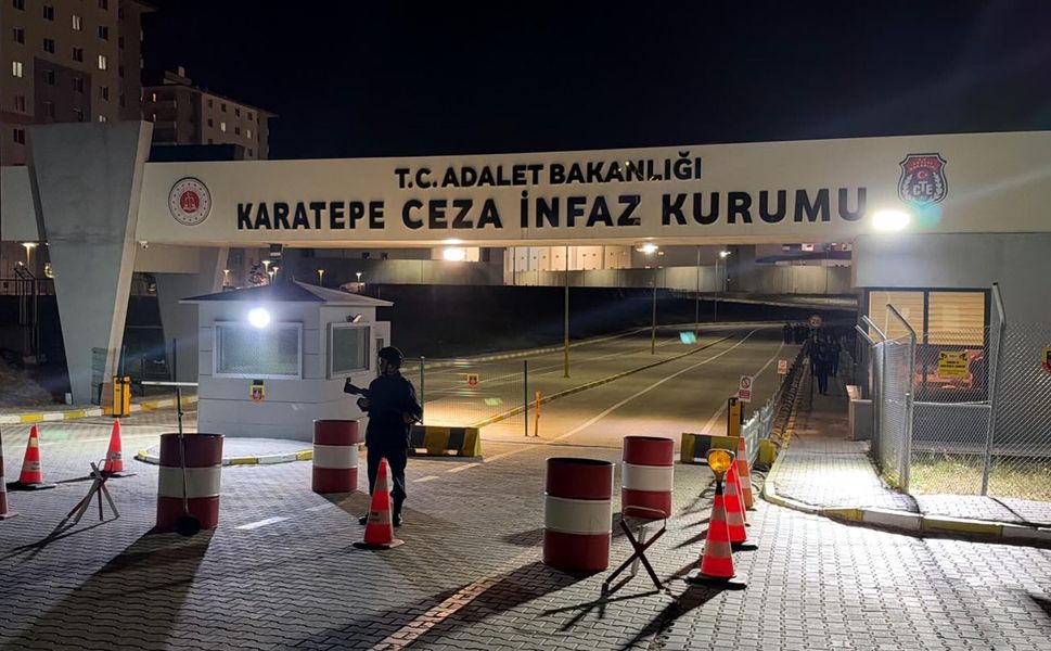 Deniz Göktaş Tahliye Edildi: Cezaevi Çıkışında Ailesi ve Arkadaşları Karşıladı