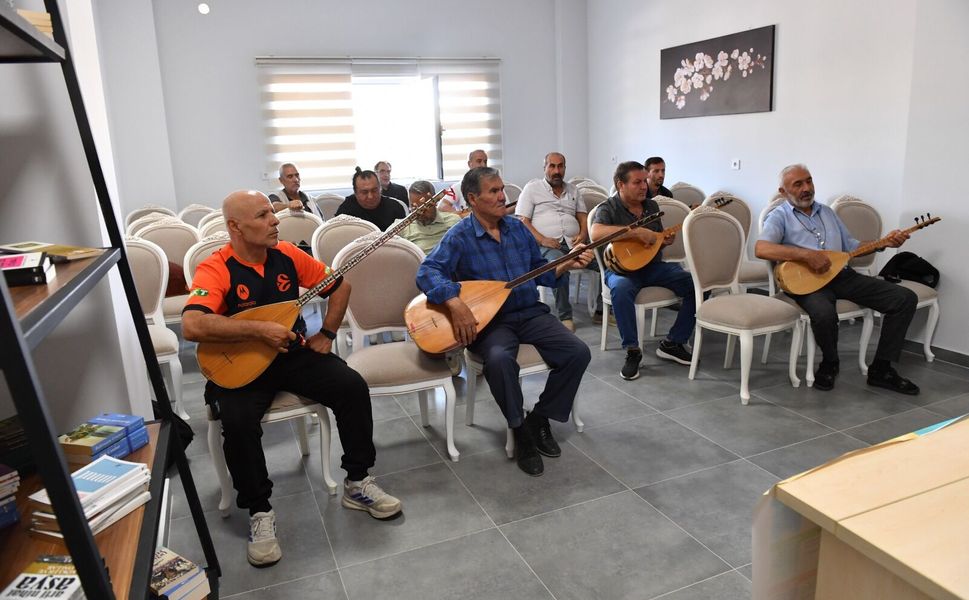 Altındağlı Beylerin Bağlama Keyfi: "Bu Kurs Bizlere Terapi Oldu"