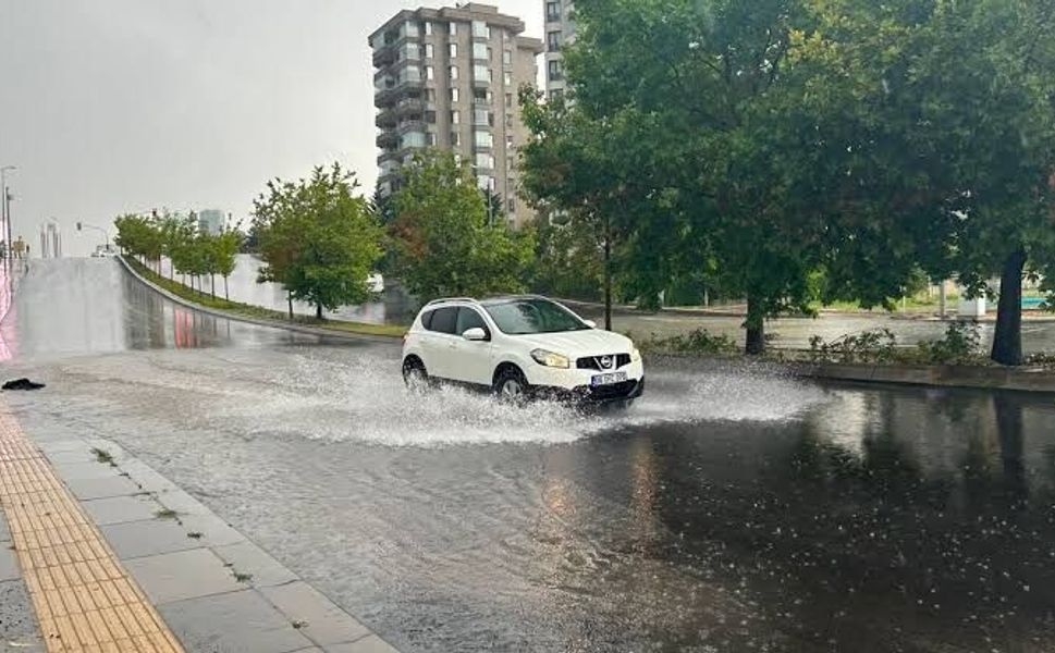 Ankara'da Akşam Sağanağı: Cadde ve Sokaklar Su İçinde Kaldı