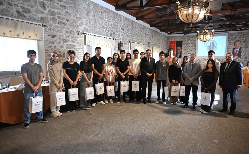 Başkan Tiryaki, YKS'de ilk 10 bine giren Altındağlı öğrencilerle buluştu