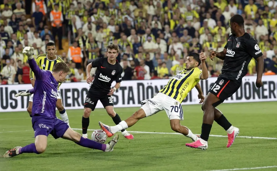 Fenerbahçe derbide Beşiktaş'a 2-1 mağlup oldu